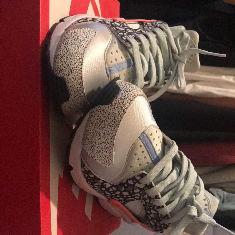 Women’s size 7 huarache run